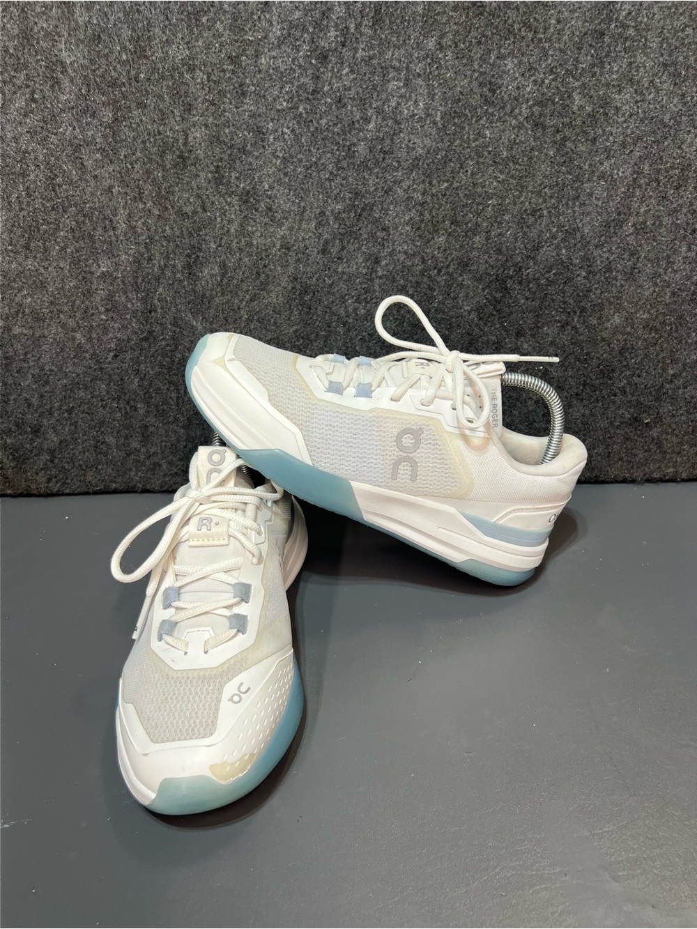 On Running The Roger Advantage Pro Women’s Sneakers Size 9